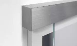 Détail d'un encadrement de porte en métal brossé, prêt à enlever.