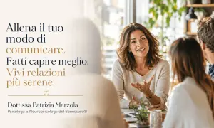 Una donna sorride mentre parla con altri, evidenziando l'importanza della comunicazione per relazioni più serene.