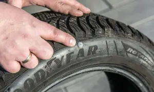 Jak rozpoznać opony wielosezonowe i uniknąć niebezpieczeństw na drodze