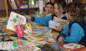Niños exploran libros, una forma divertida de mejorar la comprensión lectora.