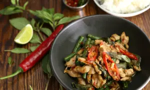 Kurczak z fasolką szparagową i chili, jedno z najpopularniejszych dań kuchni tajskiej, podany z ryżem.