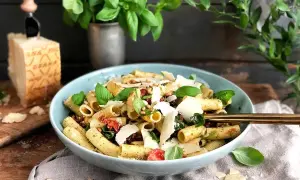 En härlig pastasallad med pesto, soltorkade tomater, pinjenötter och rikligt med parmesan. Perfekt för en lätt lunch!