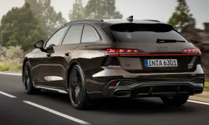 Elegancki Audi Avant w brązowym kolorze jedzie po krętej drodze wśród drzew.
