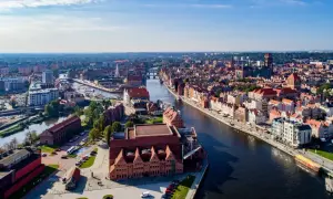 Gdańsk z lotu ptaka: Motława, Stare Miasto i Żuraw to miejsca, co warto zobaczyć w Gdańsku.