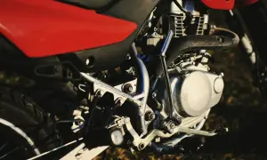 Silnik motocykla z czerwonym siedzeniem. Zastanawiasz się, świece irydowe co ile wymiana?