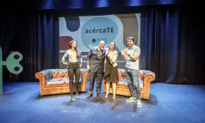 Cuatro personas celebran en un escenario con sofás y un cartel de "acércaTE". Un evento de podcast psicologia.