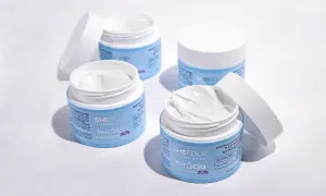 Cztery słoiczki kremu SHEFOOT z mocznikiem 20%. Ten produkt, dzięki swojej formule, zapewnia regenerację i nawilżenie, a jego konsystencja przypomina cerkoderm.