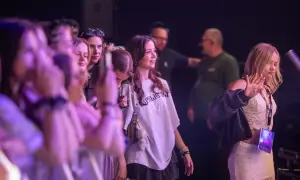 Młode kobiety na koncercie, czekające na występ. W tle widać innych uczestników. To z pewnością niezapomniany festiwal ekipy 2026!
