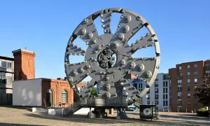 Riesiges Tunnelbohrrad-Kunstwerk in Hamburg. Die "Trude" steht als Denkmal für den Bau des Elbtunnels.
