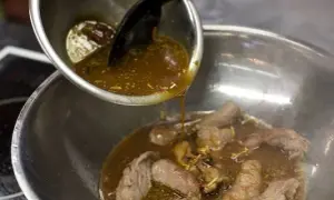 Ostra wieprzowina na ostro – prosty przepis na pyszne danie