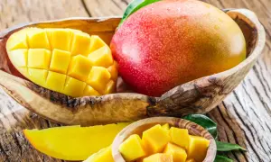 Soczyste mango w drewnianej misie, pokrojone w kostkę i plastry. Odkryj jego niezwykłe mango właściwości.