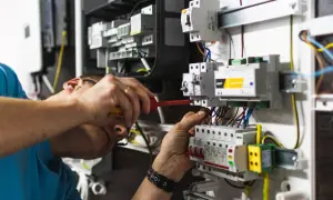 Ile trwa kurs elektryka? Poznaj różne rodzaje szkoleń i ich czas trwania