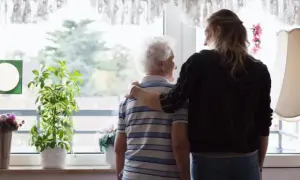 Ile zarabia opiekunka osoby starszej? Sprawdź, co wpływa na pensję