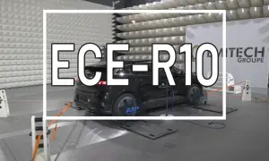 Voiture noire dans une chambre anéchoïque pour la certification ECE-R10.