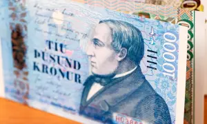 Fragment banknotu 10 000 koron islandzkich. Widoczny portret mężczyzny i napis "Tíu þúsund krónur". Islandia waluta.