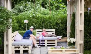 Jak zrobić meble ogrodowe z bali? Poradnik DIY i oszczędności
