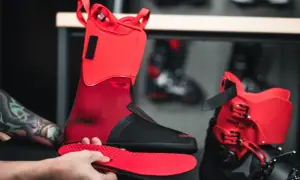 Czerwone buty narciarskie Atomic Hawk Prime, z czarną wkładką, gotowe do sezonu. Zastanawiasz się, ile ważą buty narciarskie?