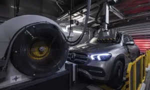 Szary Mercedes na hamowni, przygotowany do testów. Wiatrak chłodzący i mechanizm pomiarowy sugerują badanie osiągów silnika, być może wariantów tdi.