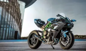 Kawasaki H2R, symbol mocy i ekstremalnego przyspieszenia 0-100. Czarny, sportowy motocykl z zielonymi akcentami, gotowy do szaleństwa.