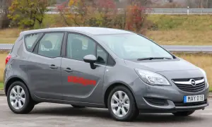 Grå Opel Meriva parkerad utomhus. Texten "Vi Bilägare" syns på sidan, kanske en hint om potentiella opel meriva problemi som testas.