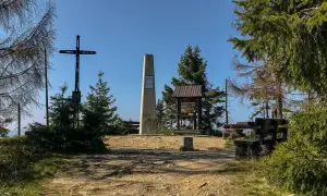 Na szczycie Turbacz, wśród drzew, stoi obelisk i krzyż. To piękne gorce szczyty.