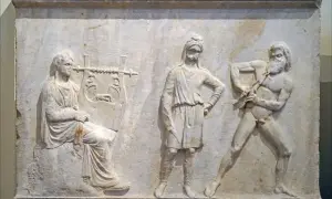Bas-relief antique : une femme joue de la lyre, un homme au centre, et un homme nu jouant de la cithare, symbole Apollon.