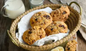 Biscuits aux bananes trop mures dans un panier. Une idée gourmande pour utiliser vos bananes.
