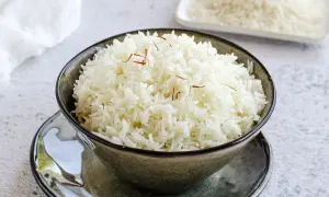Arroz basmati esponjoso y aromático, perfecto para acompañar tus platos. Aprende como hacer arroz basmati.