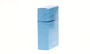 Niebieskie pudełko perfum Versace Eau Fraiche z fakturą skóry krokodyla.