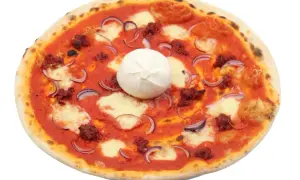 Pizza z burratą, czerwoną cebulą i pikantnym mięsem nduja. Zastanawiasz się nduja co to? To włoska, smarowna kiełbasa.