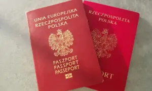 Dwa polskie paszporty, gotowe na podróż do Rumunii w strefie Schengen.