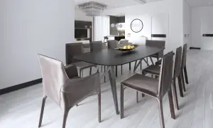 Eleganckie, brązowe krzesła świetnie komponują się z ciemnym stołem, tworząc stylowe wnętrze.