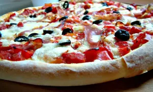 Ile kalorii ma pizza 45 cm? Zaskakujące różnice w kaloryczności