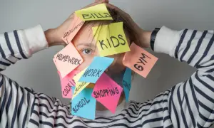 Una persona abrumada por tareas: "Bills", "Kids", "Homework", "Work", "Gym", "Shopping". ¿Cómo ser mejor persona? Prioriza y respira.