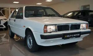 Vit Lancia Delta, en klassiker som påminner om Saab-eranens design.