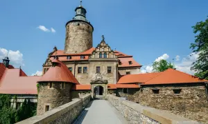 Kamienny most prowadzi do Zamku Czocha, oferując wspaniałe widoki i mnóstwo atrakcji w okolicy.