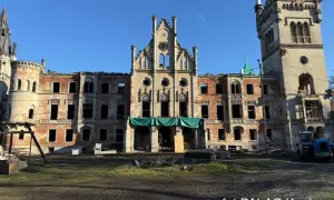 Ruiny pałacu w Kopicach, zniszczone mury i puste okna, czekają na zwiedzanie.