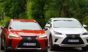 Dwa modele Lexus SUV: czerwony UX i biały NX, zaparkowane na tle zieleni.
