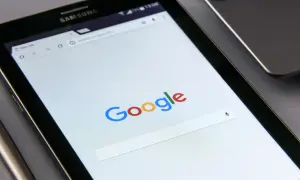 Tablet z otwartą przeglądarką Google. Szukasz informacji, jak odblokować telefon nie znając konta Google?