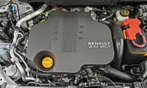 Silnik Renault Koleos 2.0 dCi z widocznym osprzętem i elementami układu chłodzenia.
