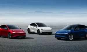 Trzy nowoczesne samochody Tesla SUV: czerwony, biały i niebieski, stojące na pustkowiu.