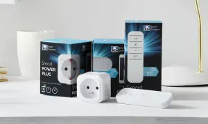 Zestaw LSC Smart Connect: wtyczka smart i pilot do zdalnego sterowania urządzeniami.