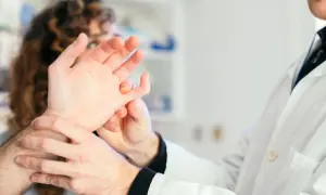 Ból mięśni i ścięgien: Do jakiego lekarza? Ortopeda czy reumatolog?