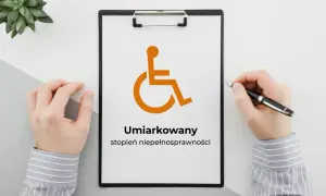Na tablicy widnieje symbol osoby na wózku inwalidzkim i napis "Umiarkowany stopień niepełnosprawności". Informacja o pkp zniżki dla niepełnosprawnych stopień umiarkowany.
