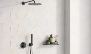 Ducha moderna con azulejo rectificado de diseño geométrico en blanco. Incluye rociador, grifería negra y estante con productos de baño.