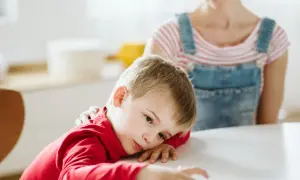 Smutny chłopiec z ADHD, czy to choroba psychiczna? Mama go pociesza.