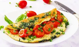 Omelette aux épinards et tomates cerises, un plat sain et savoureux pour un régime alimentaire perte de poids réussi.