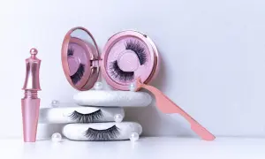 Zestaw do makijażu z magnetycznymi rzęsami, które są wielokrotnego użytku. Różowy aplikator, etui z lusterkiem i pęsetka.