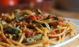 Prosty przepis na spaghetti z małżami, który zachwyci Twoje podniebienie