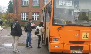 Gdzie może zatrzymać się autobus szkolny? Zasady i bezpieczeństwo zatrzymań
